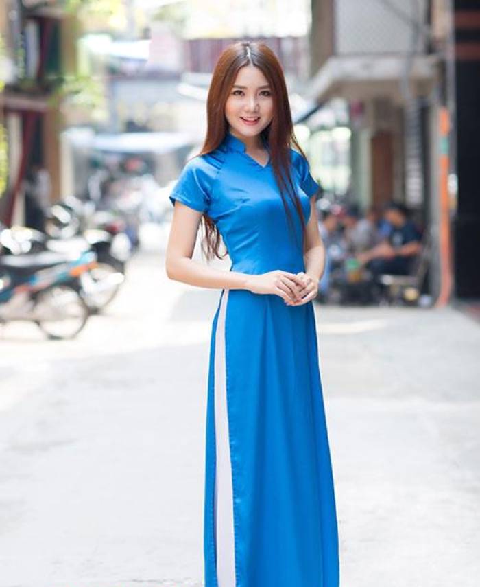 Mẫu áo dài cổ chữ V năng động, tươi trẻ