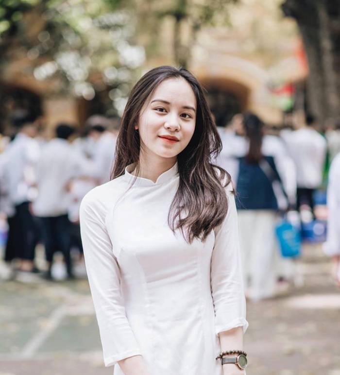 Mẫu áo dài trắng tay lỡ cách điệu đầy tinh tế