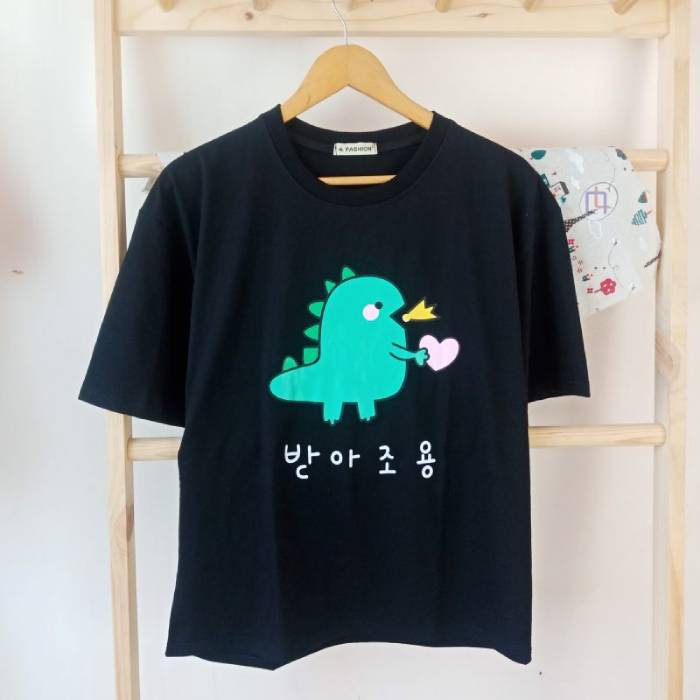 Áo lớp hình khủng long phun lửa đáng yêu cho GenZ