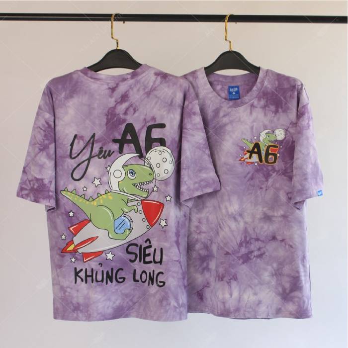 Áo lớp Tie Dye Patchy hình khủng long phi hành gia ấn tượng