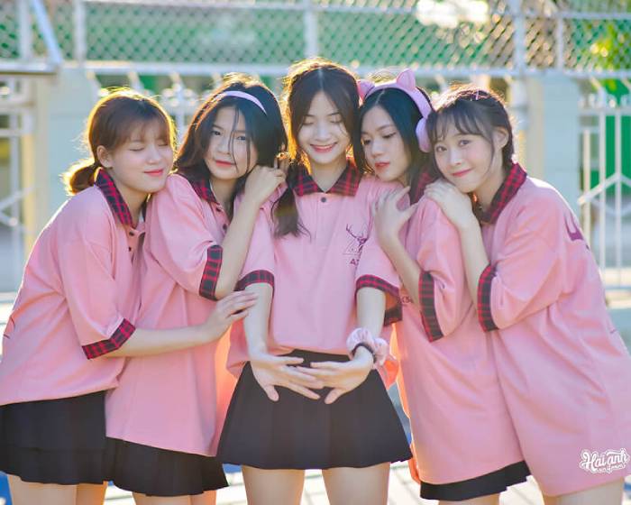 Áo đồng phục lớp phối cổ và gấu tay kẻ caro phong cách Hàn Quốc