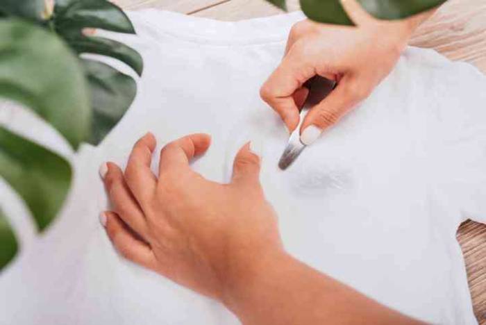 Sử dụng dung môi hoặc hóa chất chuyên dụng