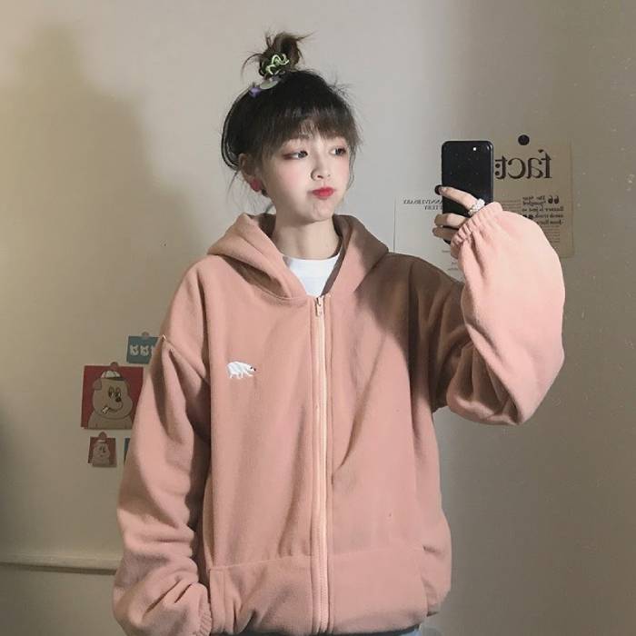 Áo nỉ Hoodie có kiểu dáng đơn giản nhưng vô cùng được lòng các bạn nữ