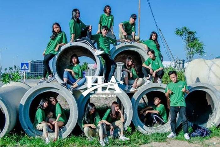 Đồng phục áo màu xanh cho tập thể nổi bật trước mọi người