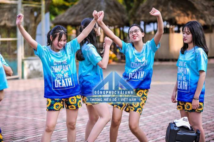 Áo đồng phục lớp mặc với quần đùi họa tiết vui nhộn của mùa hè