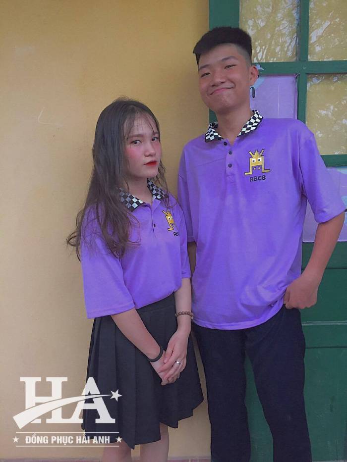 Phối màu với áo lớp màu tím hài hòa, đẹp mắt