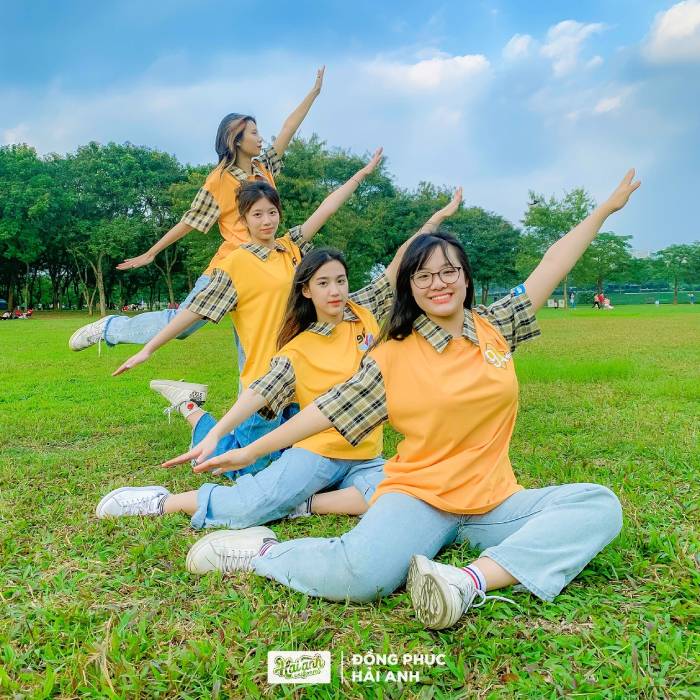 Mẫu áo thun có cổ caro vừa tạo cảm giác chuyên nghiệp khi mặc,...