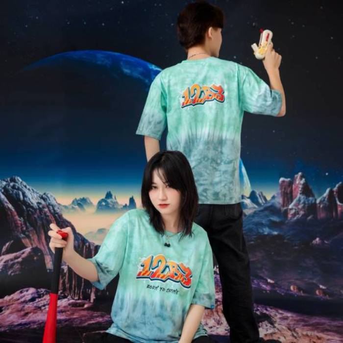 Mẫu áo lớp Ombre xanh mint in logo Born to Shine của tập thể 12B3 cực kỳ cá tính