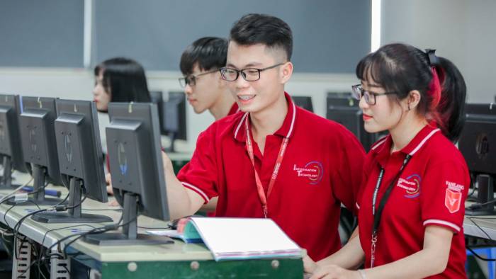 Mẫu áo polo đồng phục màu đỏ của trường Văn Lang nổi bật