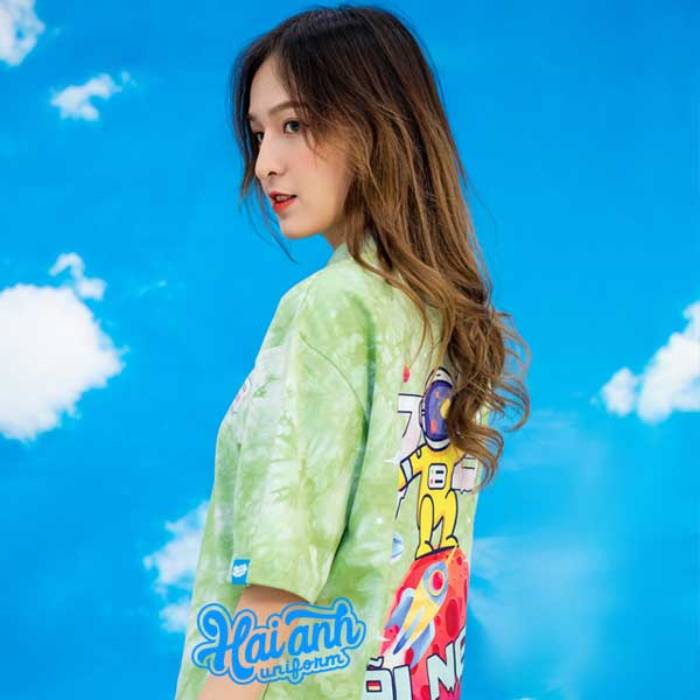Áo lớp Hippie matcha với điểm nhấn là hình in lớn sau lưng