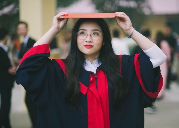 Nữ sinh tươi tắn, năng động trong trang phục ngày lễ tốt nghiệp