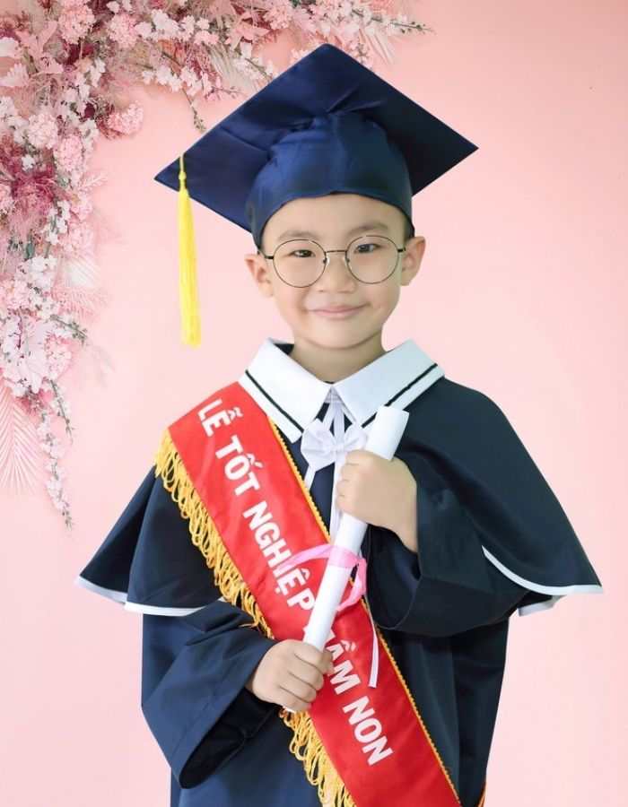 Hình ảnh áo tốt nghiệp mầm non màu đen