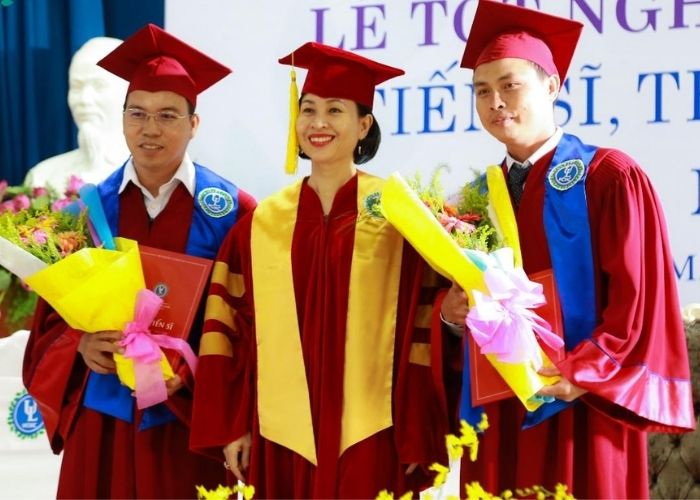 Áo tốt nghiệp thạc sĩ ngành Luật sử dụng màu đỏ đô nổi bật