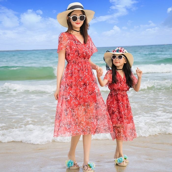 Mẫu trang phục gia đình đi biển với thiết kế hiện đại, nổi bật