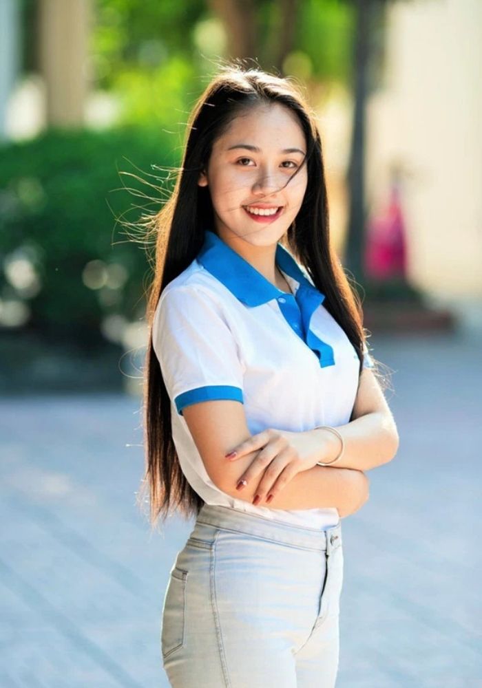 Nữ sinh trẻ trung, năng động trong mẫu áo polo