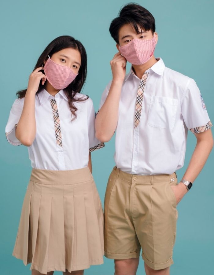 Áo sơ mi trắng kết hợp cùng quần/váy tông màu be nổi bật, thanh lịch