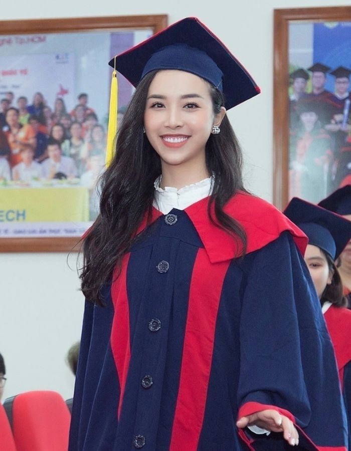 Tua rua mũ hướng về phía tay phải khi mặc trang phục cử nhân