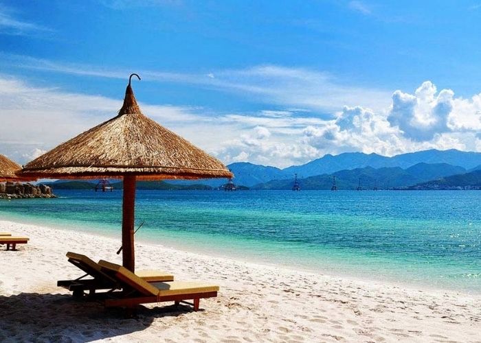 Bãi biển với nước trong xanh, cát vàng trải dài cùng những hàng cây xanh tốt