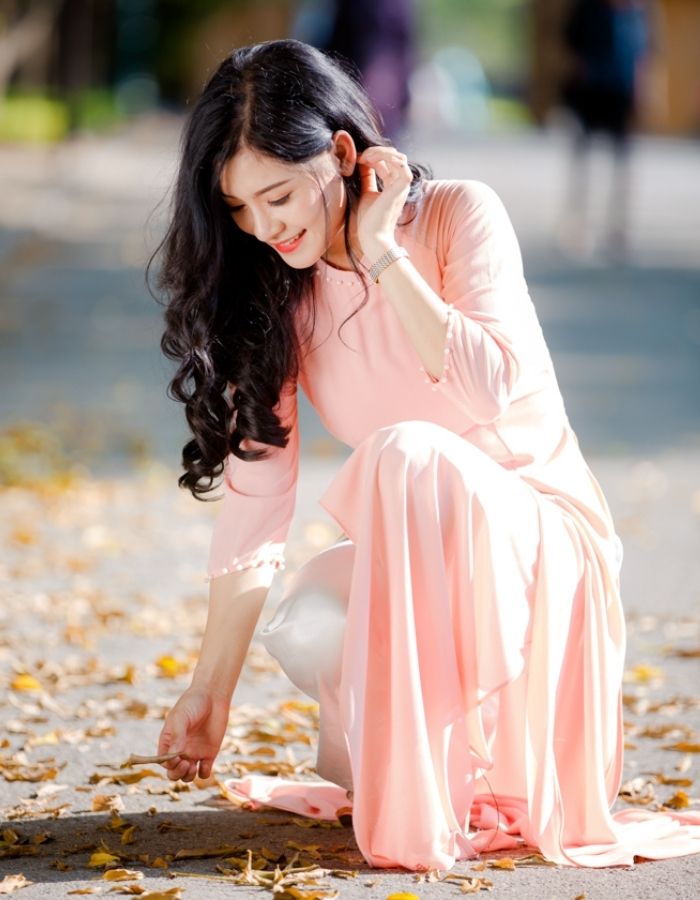 Nữ sinh xinh đẹp trong trang phục áo dài màu hồng