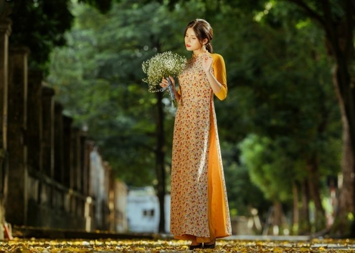Nữ sinh rạng rỡ khi mặc chiếc áo dài màu vàng