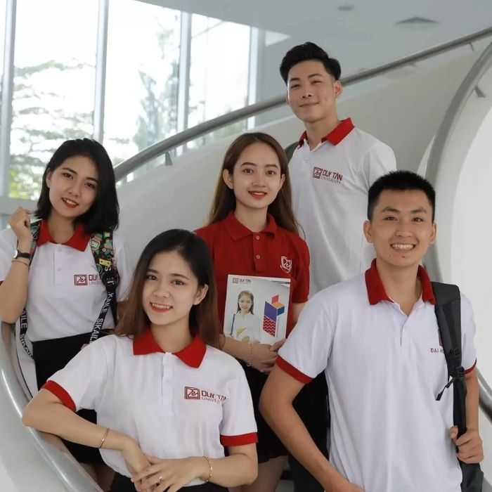 Nam, nữ sinh rạng rỡ trong bộ trang phục đại học Duy Tân