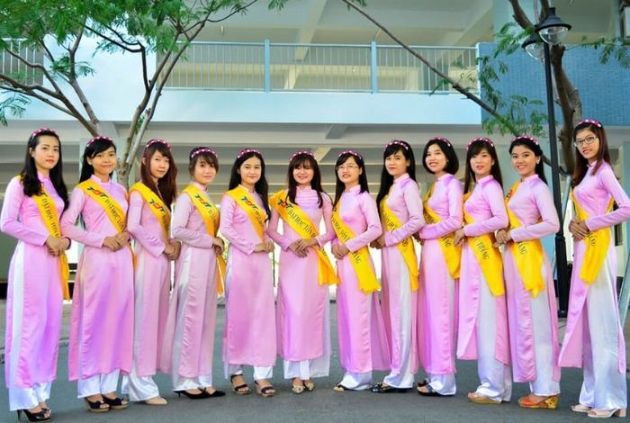 Nữ sinh trong trang phục áo dài trường Tôn Đức Thắng