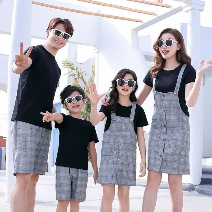Mẫu áo phông cổ tròn trẻ trung kết hợp cùng váy