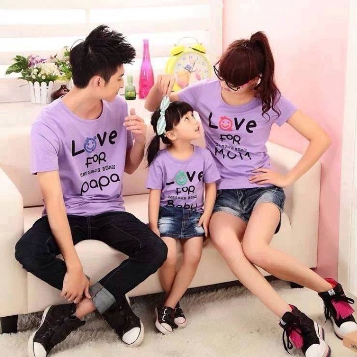 Mẫu trang phục gia đình được in với slogan ý nghĩa