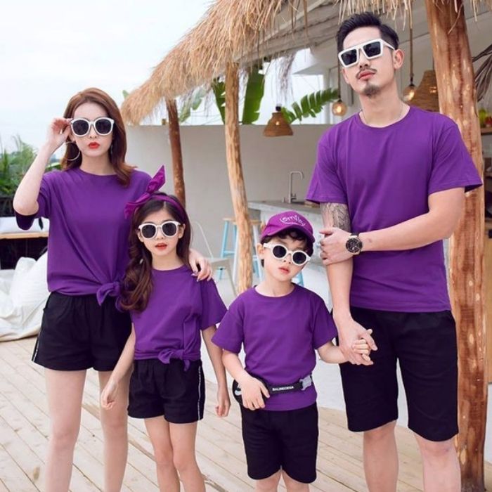Áo gia đình kết hợp cùng các phụ kiện khác tạo nên điểm nhấn nổi bật