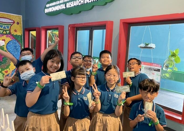 Mẫu đồng phục kết hợp giữa áo xanh navy và quần màu nâu ấn tượng