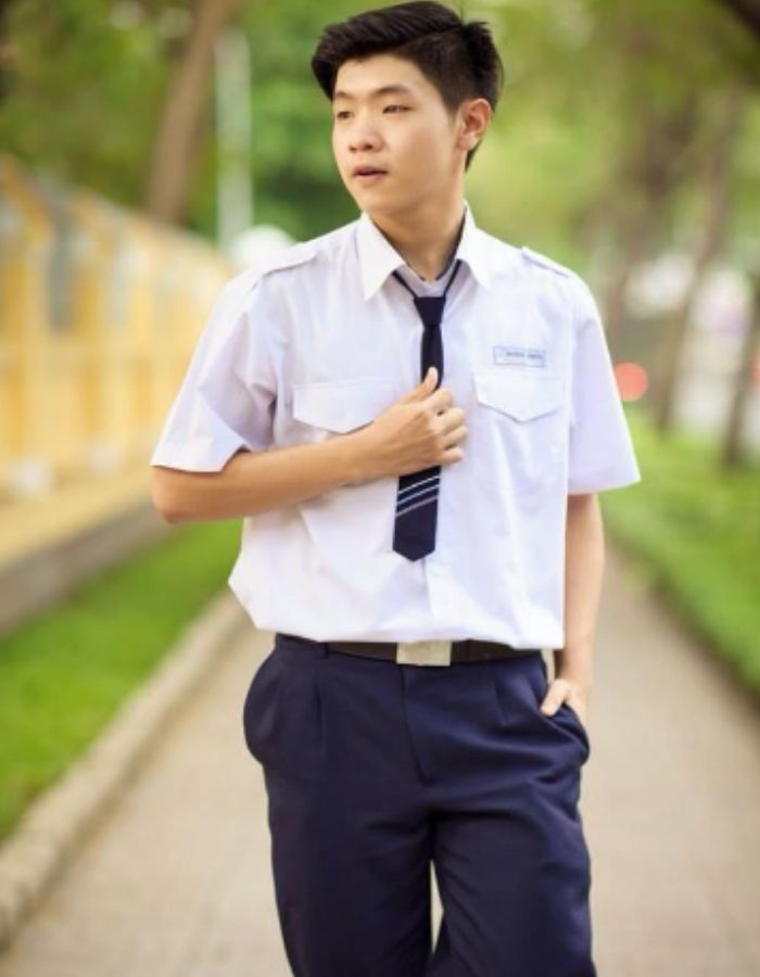 Nam sinh điển trai trong trang phục trường THPT Trần Nguyên Hãn