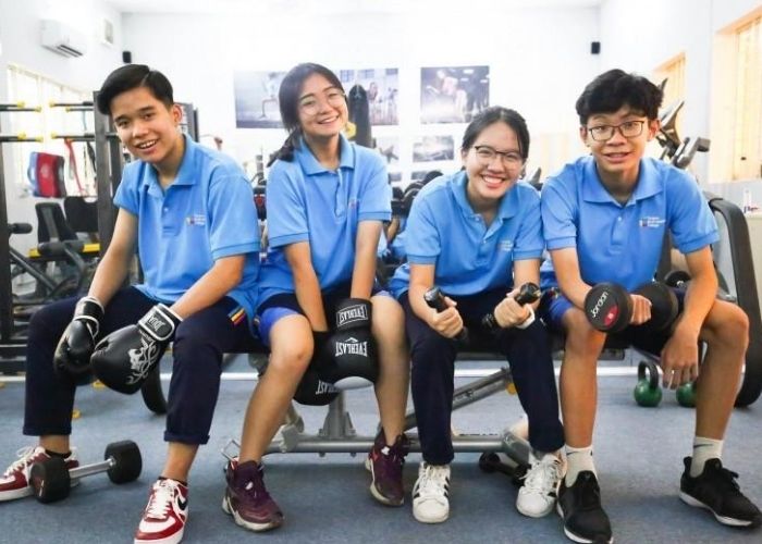Sắc xanh thời thượng của bộ trang phục THPT Việt Úc
