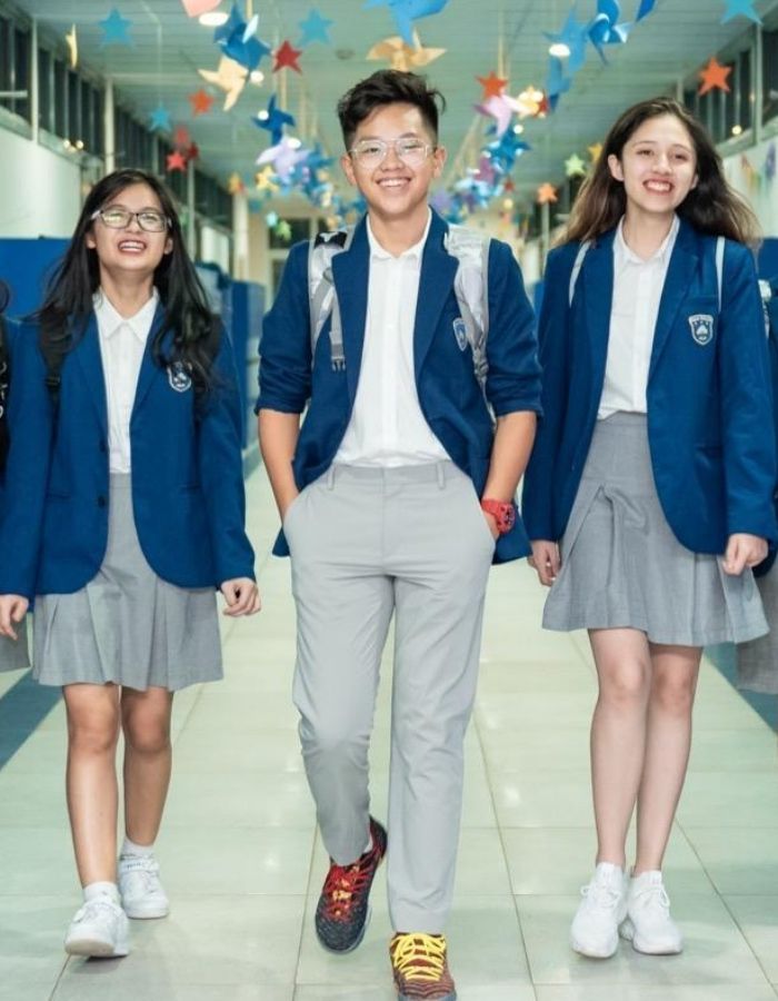 Nam, nữ sinh rạng rỡ trong bộ đồng phục học sinh màu xanh