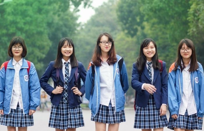 Mẫu trang phục sắc xanh chủ đạo kết hợp cà vạt hoạ tiết kẻ sọc