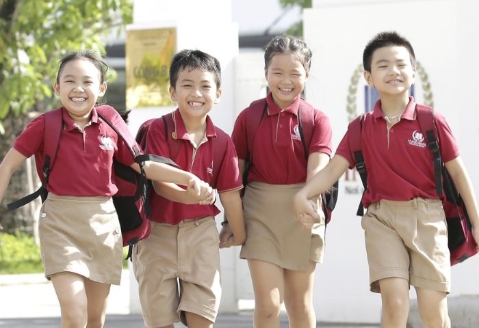 Đồng phục trường tiểu học Vinschool sắc màu đỏ đô nổi bật