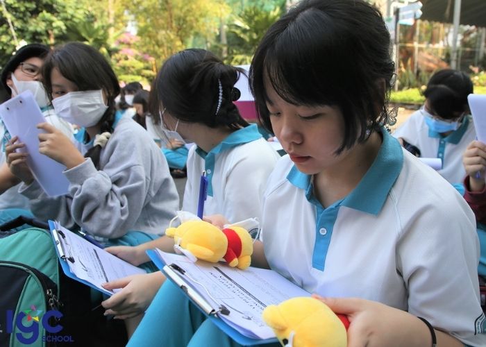 Trang phục áo polo IGC sử dụng chất liệu vải thoáng mát