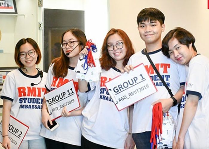 Đồng phục Rmit thiết kế năng động, tươi trẻ