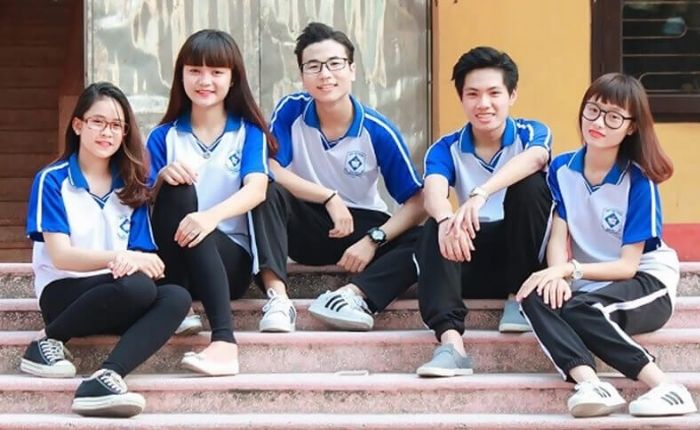 Đồng phục thể dục của trường sử dụng chất liệu co giãn, thấm hút mồ hôi tốt 