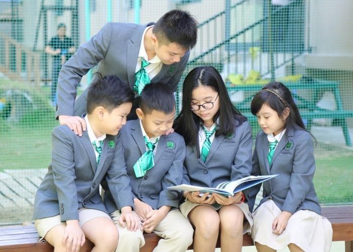 Mẫu trang phục nổi bật nhờ hoạ tiết độc đáo trên chiếc cà vạt