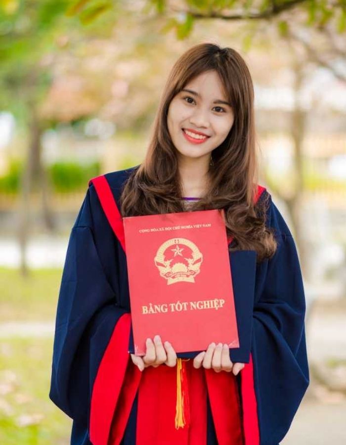 Kiểu tóc lệch ngôi uốn sóng mang phong cách hiện đại, trẻ trung