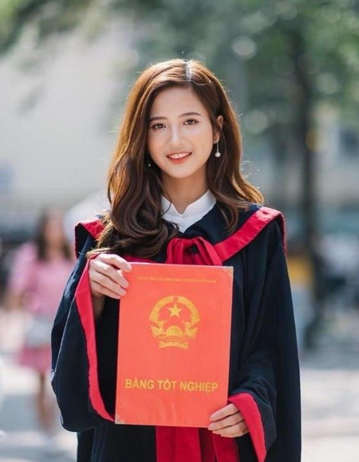 Kiểu tóc xoăn sóng lớn phù hợp cho những nàng có khuôn mặt trái xoan