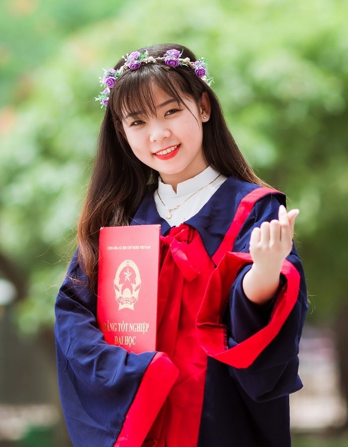 Kiểu tóc uốn nhẹ mái bằng phù hợp cho những nàng thích phong cách bánh bèo, nữ tính