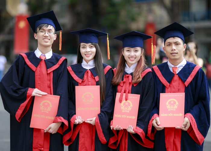 Những lưu ý không nên mắc phải khi tạo dáng với áo cử nhân