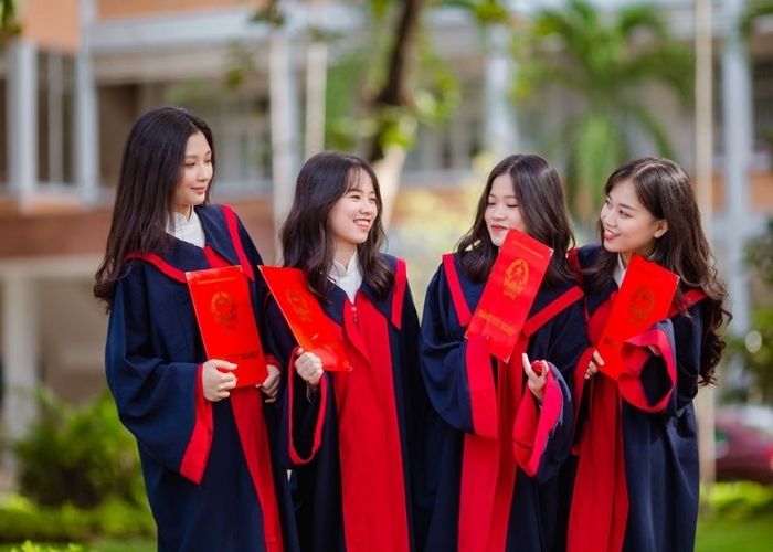 Trang phục áo tốt nghiệp phải phù hợp với điều kiện thời tiết, thống nhất kiểu dáng