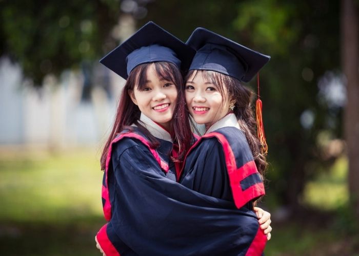 Nữ sinh cười rạng rỡ trong trang phục áo cử nhân đại học
