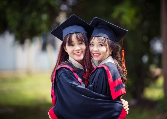 Kiểu tạo dáng thân thiết, gần gũi của 2 nữ sinh