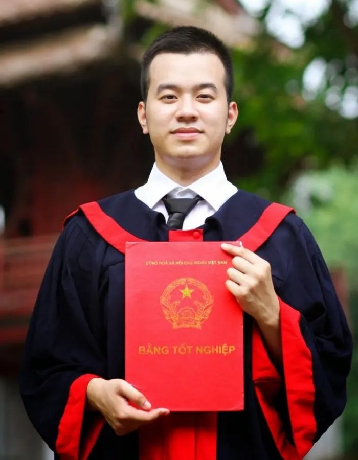 Hình ảnh nam sinh trong trang phục áo cử nhân