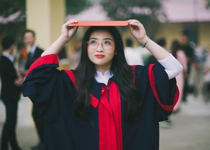 Tạo dáng che đầu ngộ nghĩnh, dễ thương của nữ sinh