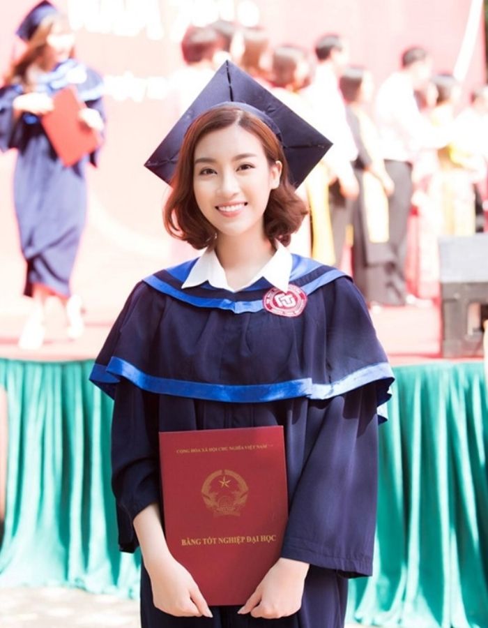 Trang phục áo cử nhân đại học cao quý dành cho sinh viên đạt thành tích tốt trong học tập
