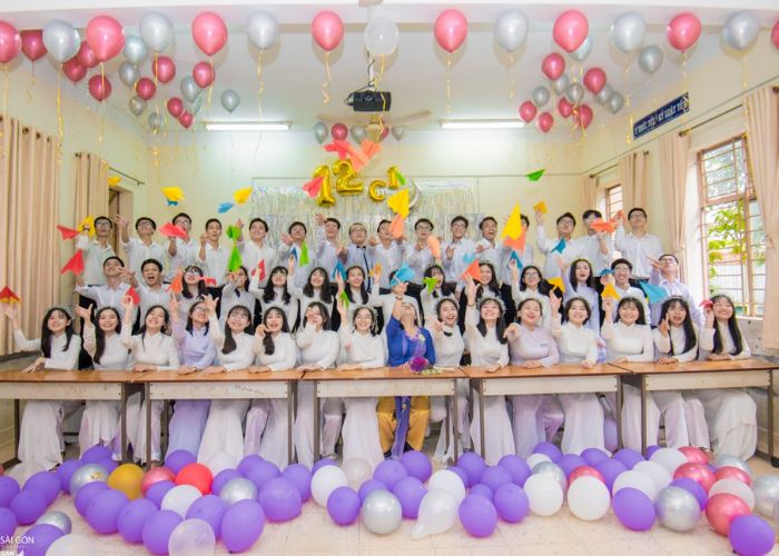 Sử dụng bóng bay để trang trí trong buổi chụp kỷ yếu